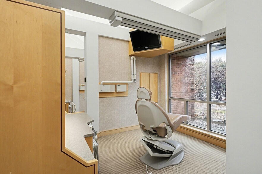 More Photos Of 15555 Silver Pky, Fenton Medical For Sale