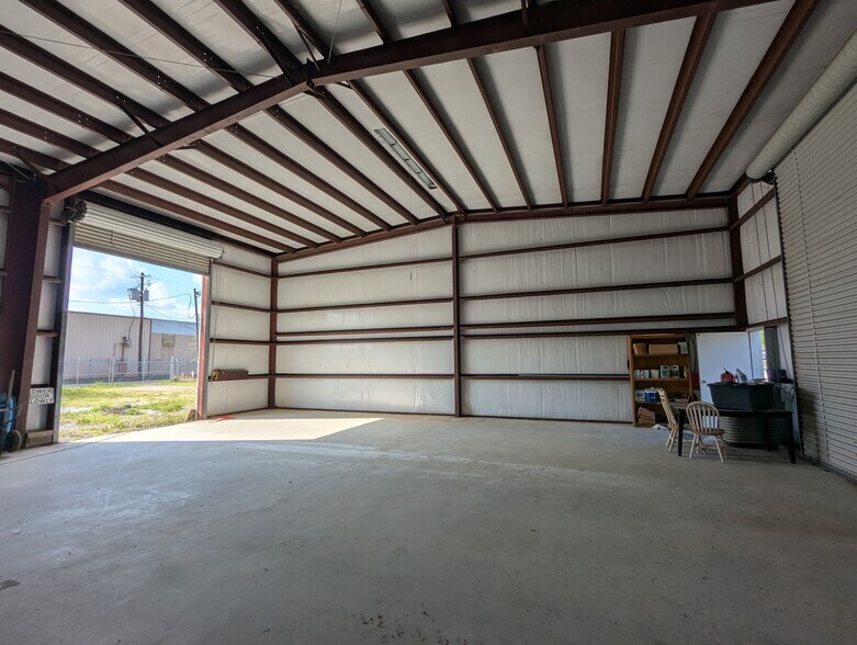 More Photos Of 16595 IH-10, Vidor Truck Terminal For Sale