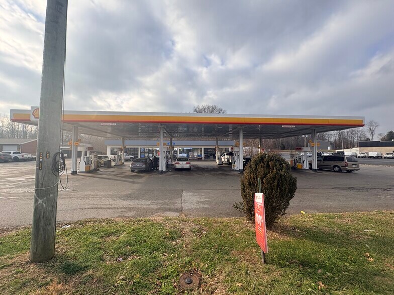 Primary Photo Of 895 S State St, North Vernon Service Station For Lease