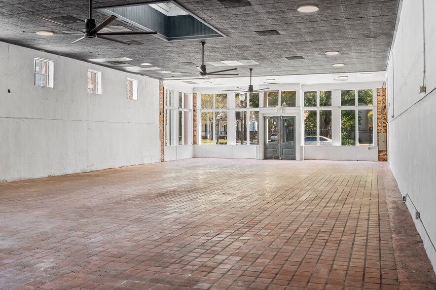 More Photos Of 350 Dauphin St, Mobile Restaurant For Lease