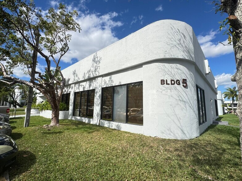 More Photos Of 9210 Sunset Dr, Miami Office For Lease