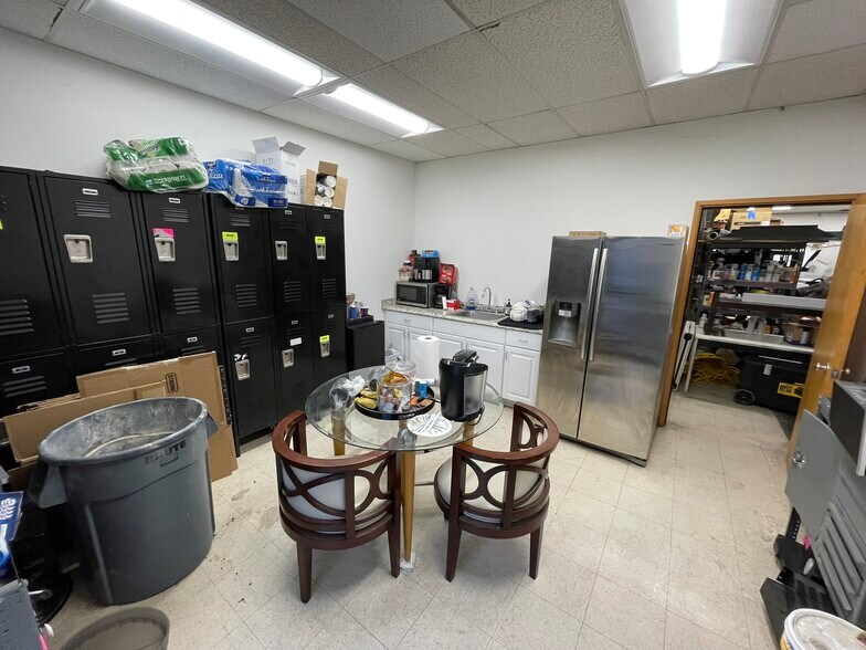 More Photos Of 13222-13228 SE 30th St, Bellevue Showroom For Lease