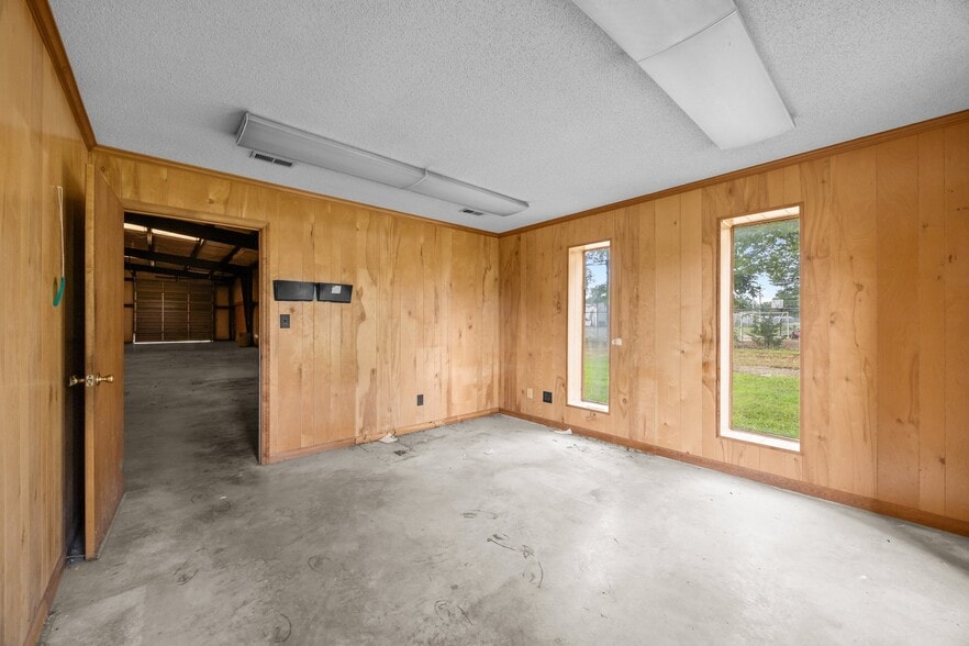 More Photos Of 808 E Parker St, Graham Industrial For Sale