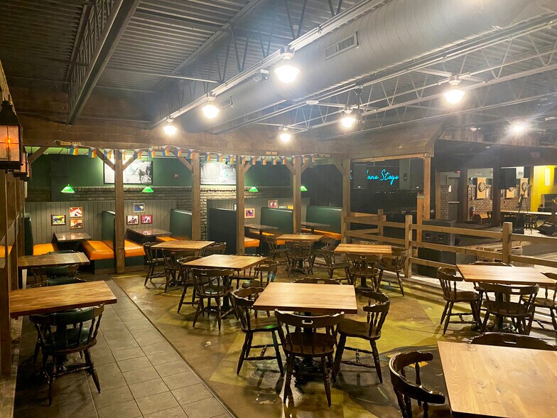 More Photos Of 410 S Clippert St, Lansing Restaurant For Sale