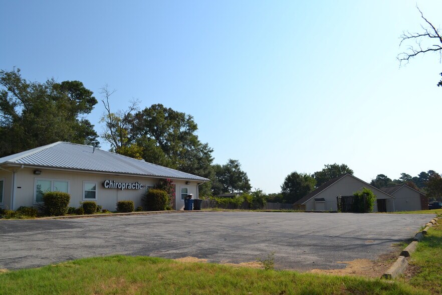More Photos Of 112 N Lee Dr, Gladewater Office For Sale
