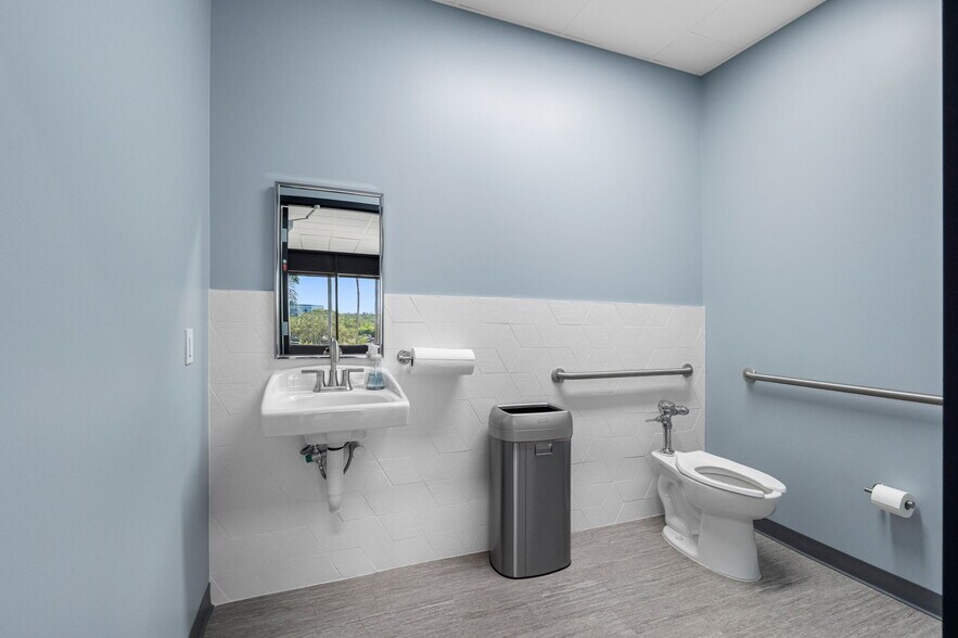 More Photos Of 18401 US Highway 19 N, Clearwater Office For Sale