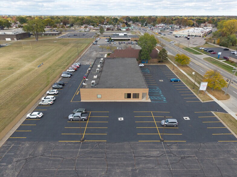 More Photos Of 28565-28585 Schoenherr Rd, Warren Medical For Lease