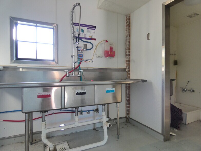 More Photos Of 1704 Avenue D, Rosenberg Specialty For Lease