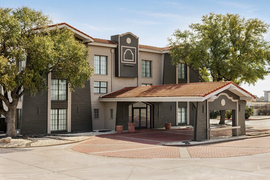 More Photos Of 12822 N Interstate 35, Live Oak Hotel For Sale