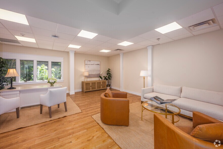 More Photos Of 126-130 N Main St, East Hampton Office Residential For Lease