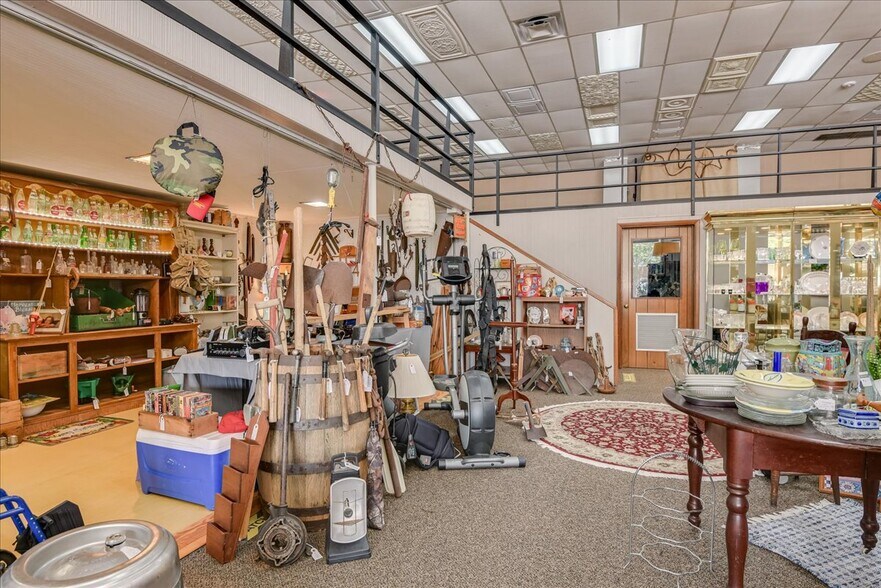 More Photos Of 114 W 6th St, Waynesboro Showroom For Sale