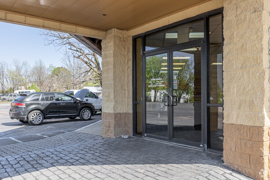 More Photos Of 200 SW Regional Airport Blvd, Bentonville General Retail For Sale