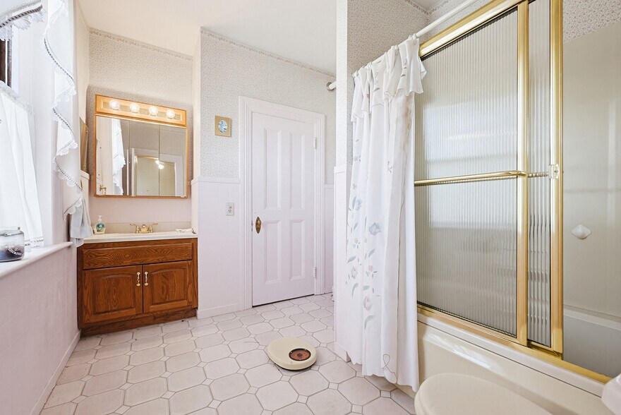 More Photos Of 1501 Lonsdale Ave, Lincoln General Retail For Sale