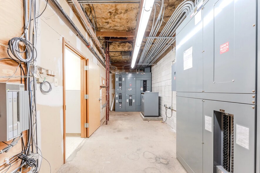 More Photos Of 4500 Commercial St SE, Salem Freestanding For Lease