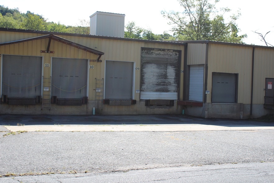 More Photos Of 44 Depot St, Belchertown Warehouse For Lease