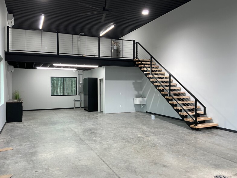 More Photos Of 5698 Hudson Dr, Hudson Flex For Sale