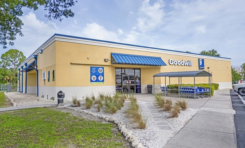 Primary Photo Of 1919 N Tamiami Trl, North Fort Myers Showroom For Sale