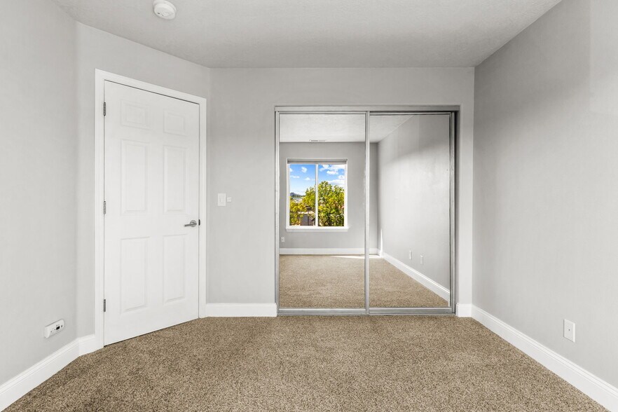 More Photos Of 8137 SW Seneca St, Tualatin Flex For Sale