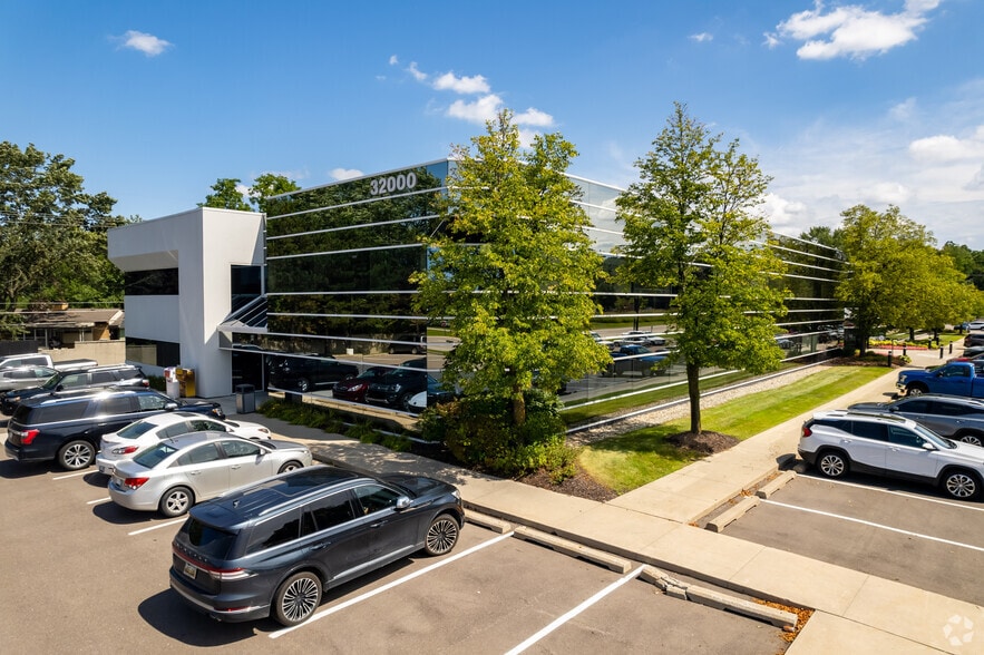 More Photos Of 32000 Northwestern Hwy, Farmington Hills Office For Lease