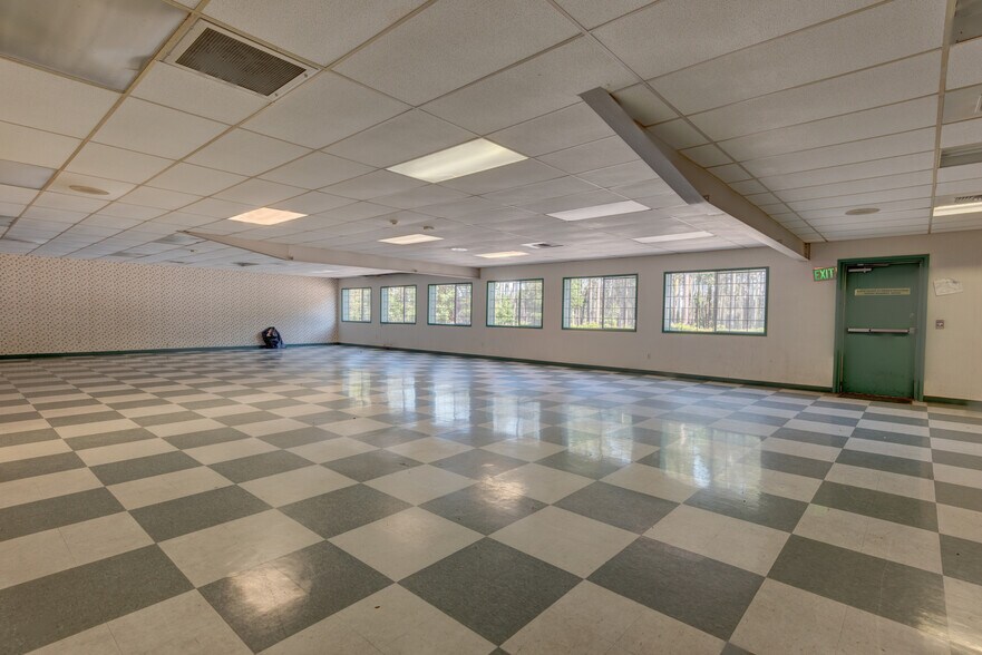 More Photos Of 970 NE 21st Ct, Oak Harbor Manufacturing For Lease