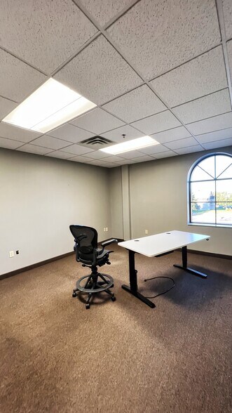 More Photos Of 2850 Cutters Grove Ave, Anoka Office For Lease
