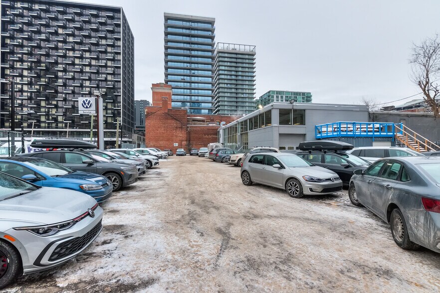 More Photos Of 322-324 Rue Peel, Montréal Auto Dealership For Lease