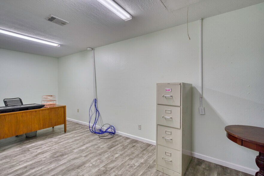 More Photos Of 212 S Tammye Ln, Madisonville Office For Sale