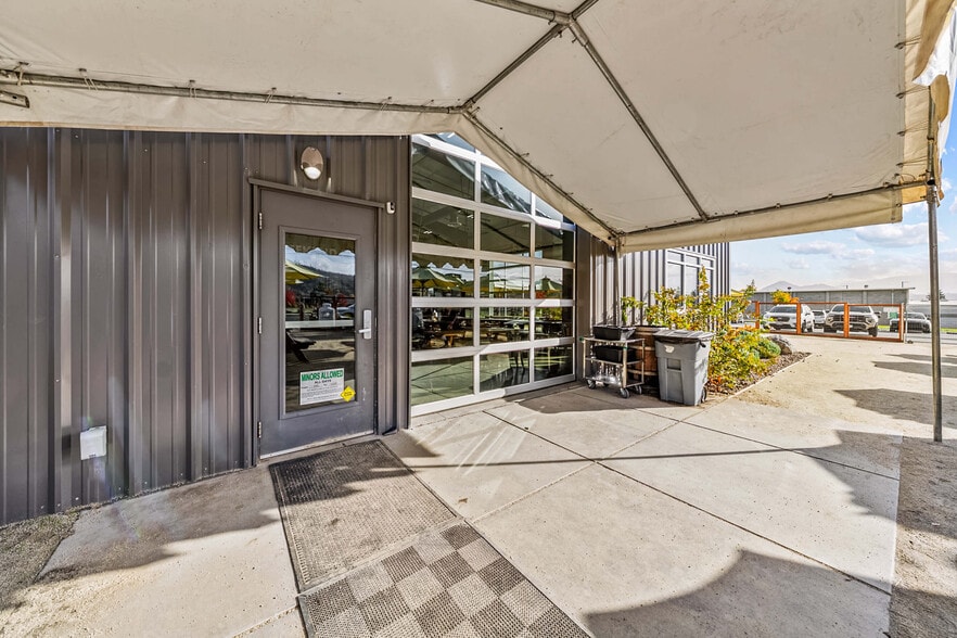 More Photos Of 1863 NW Washington Blvd, Grants Pass General Retail For Sale