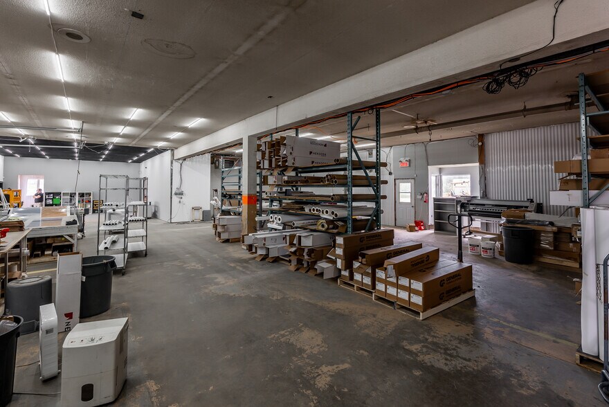 More Photos Of 70-72 Rue Principale, St-François-Xavier-de-Brompton Distribution For Lease