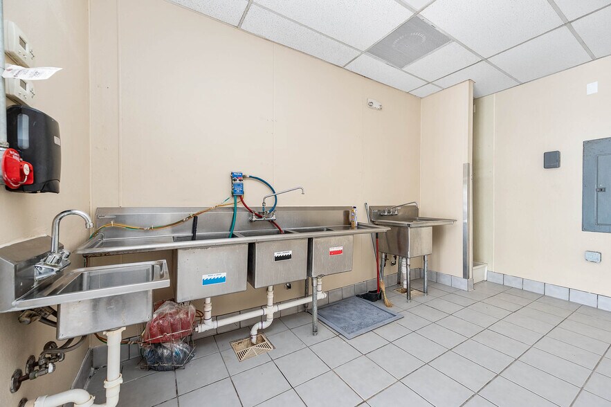 More Photos Of 1417 7th St, Bay City Storefront For Lease