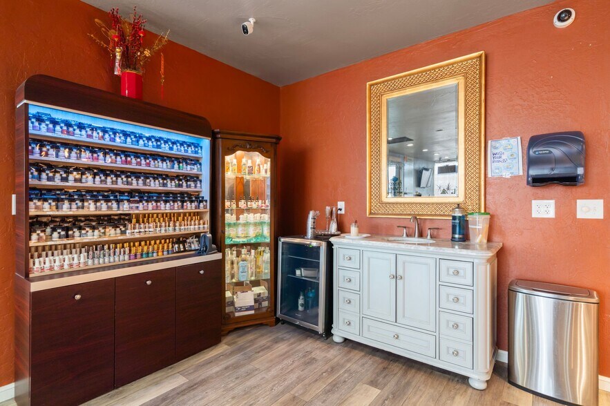 More Photos Of 1304 Ocean Beach Hwy, Longview Storefront Retail Office For Sale