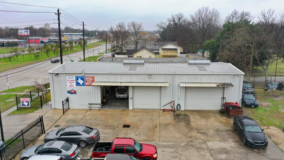 More Photos Of 7215 N Shepherd Dr, Houston Auto Repair For Sale