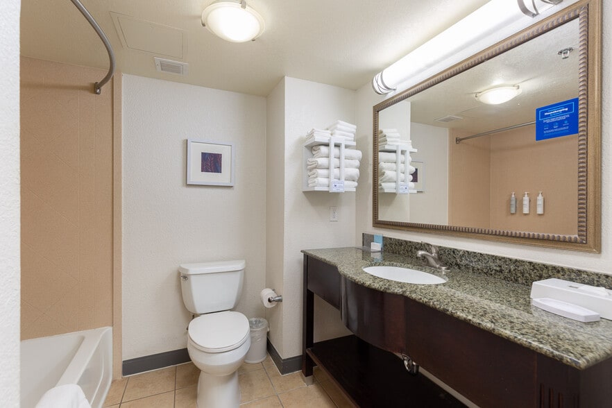 More Photos Of 7941 E Brundage Ln, Bakersfield Hotel For Sale