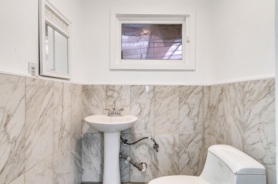 More Photos Of 1450-1454 E 6th St, Beaumont General Retail For Sale