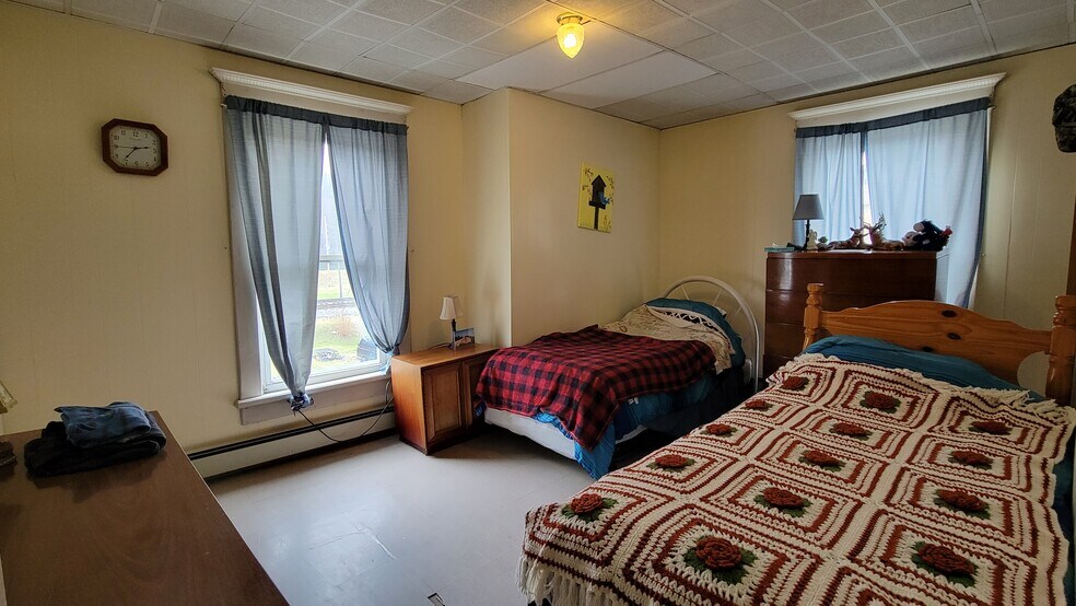 More Photos Of 522 Main St, Rockwood Specialty For Sale