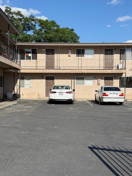 More Photos Of 1700 Lincoln St, Bakersfield Apartments For Sale