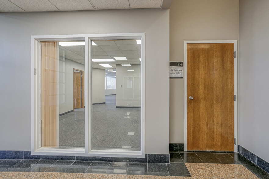 More Photos Of 10502 NW Ambassador Dr, Kansas City Office For Lease