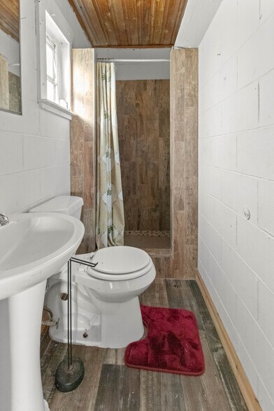 More Photos Of 5620 Bertsville Rd, Lady Lake Hotel For Sale
