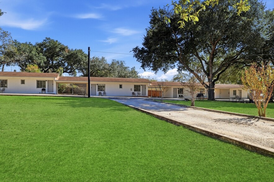 More Photos Of 1016 N Ave E, Shiner Hotel For Sale