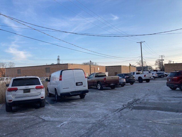 More Photos Of 139-141 Crossen Ave, Elk Grove Village Warehouse For Lease