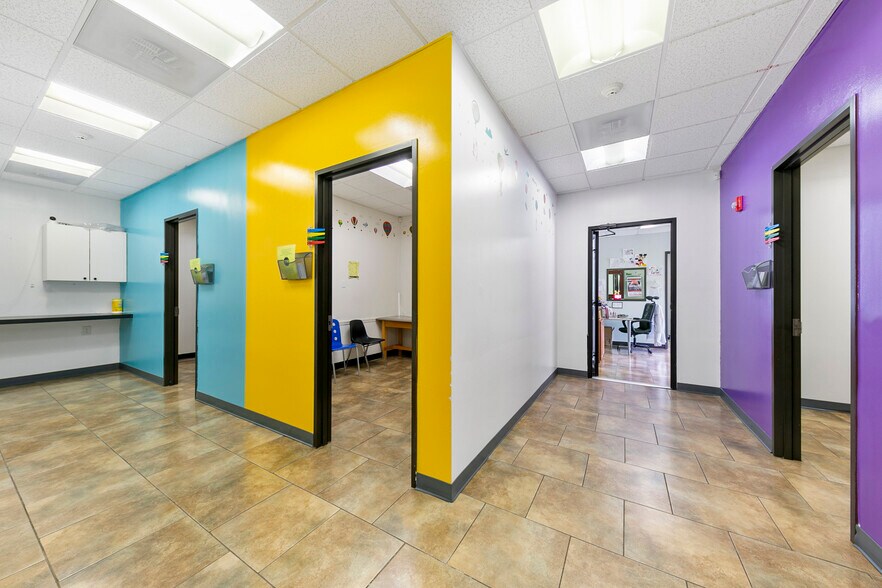 More Photos Of 9809 Rowlett St, Houston Showroom For Sale