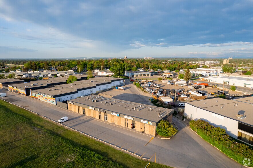 More Photos Of 401-413 Forge Rd SE, Calgary Showroom For Lease