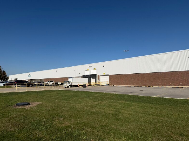 More Photos Of 1001 Foster Ave, Bensenville Warehouse For Lease