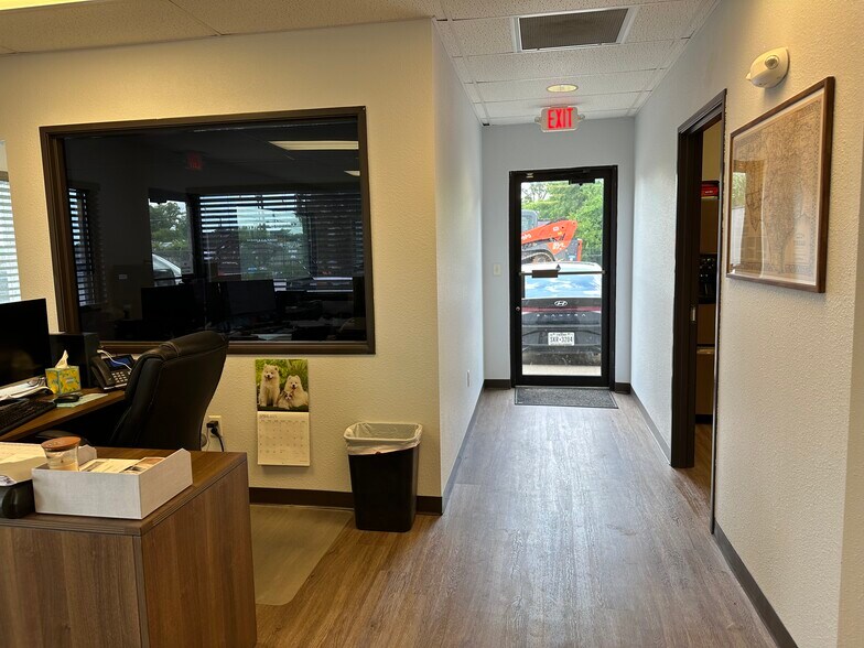 More Photos Of 1705 N Main St, Cleburne Auto Dealership For Lease