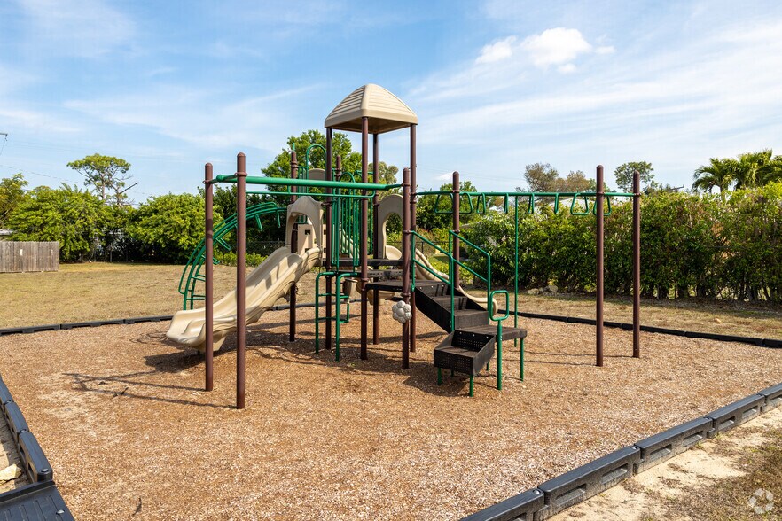 More Photos Of 8372 Beacon Blvd, Fort Myers Apartments For Sale