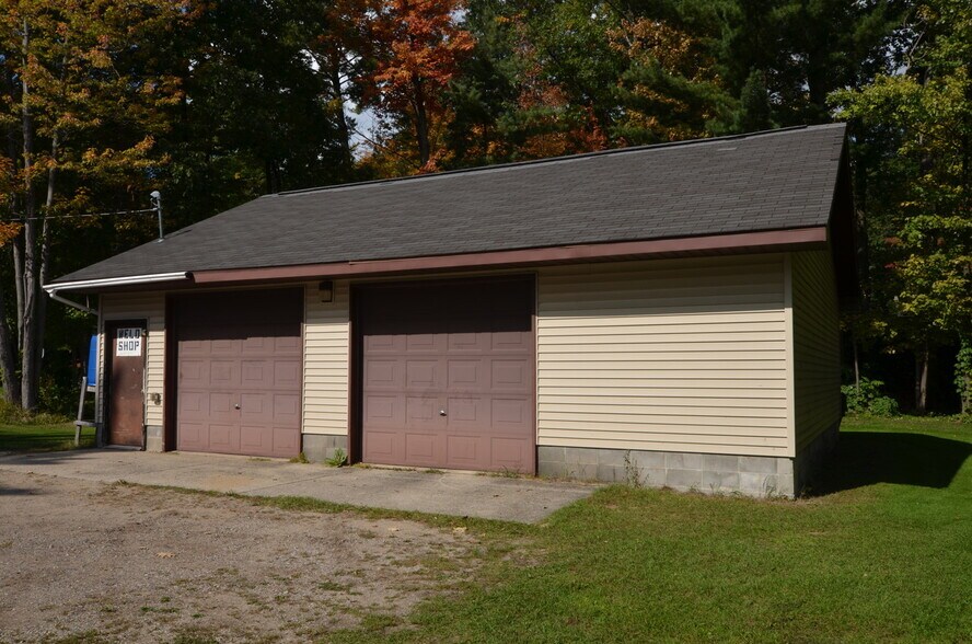 More Photos Of 127 Oneida Dr, Houghton Lake Hotel For Sale