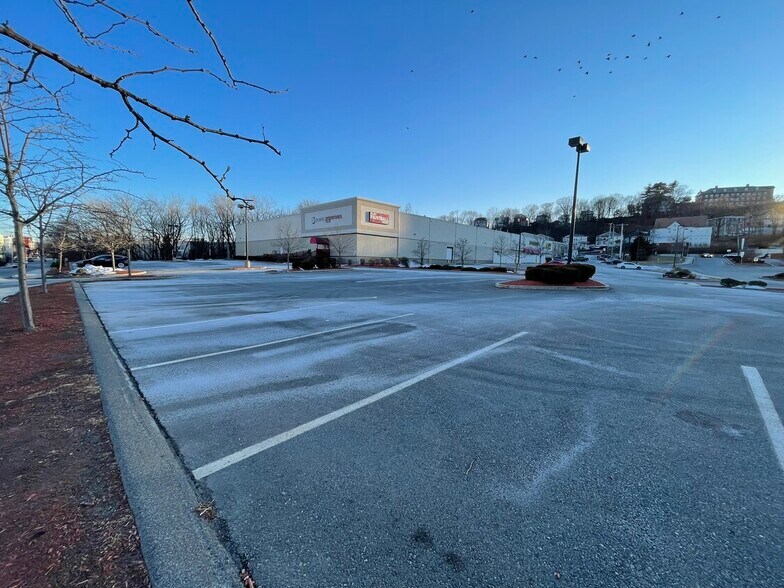 More Photos Of 121 Webster Ave, Chelsea Freestanding For Lease