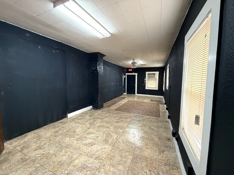 More Photos Of 500 W Hildebrand Ave, San Antonio Storefront For Sale