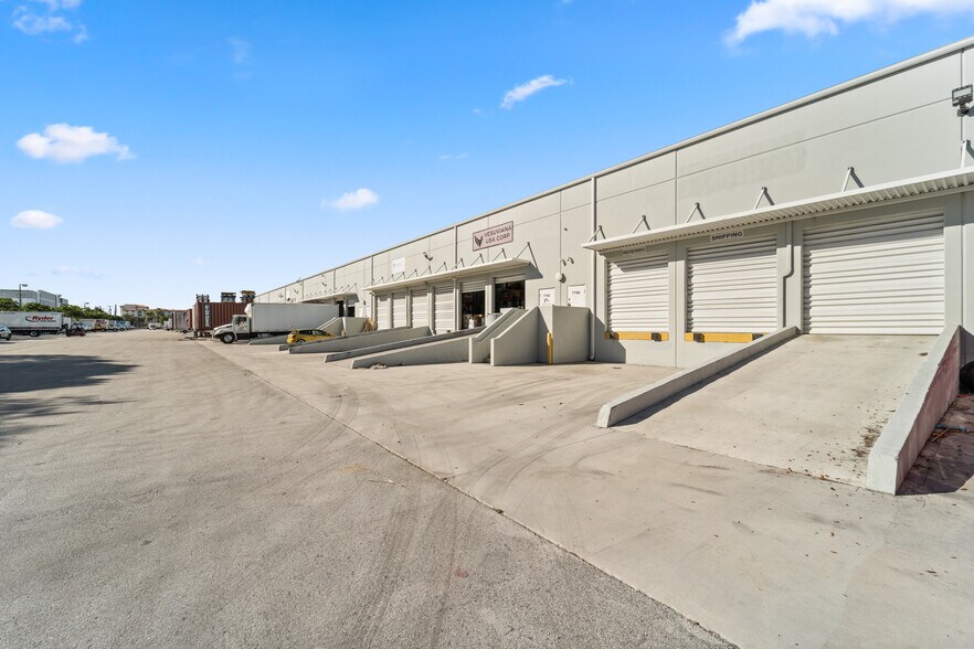 More Photos Of 7866 NW 46th St, Doral Distribution For Lease