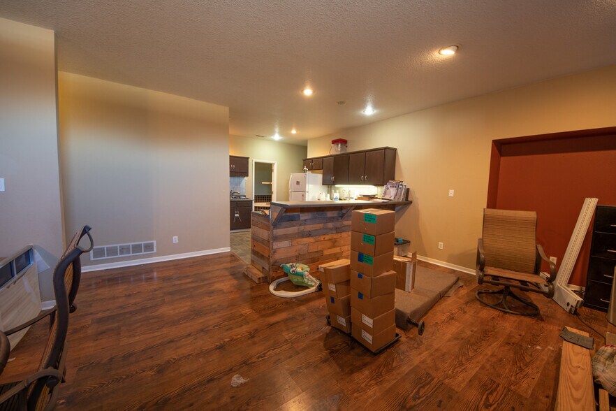 More Photos Of 375 NW US Highway 50, Centerview Light Distribution For Sale